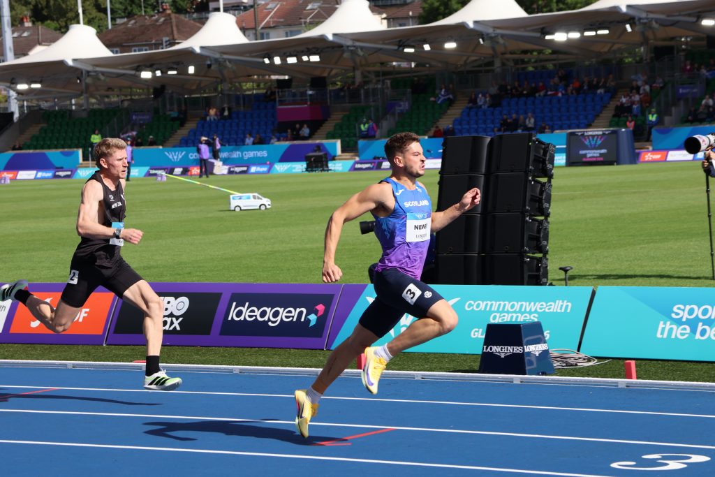 Callum Newby approaching the finish line in the Commonwealth Games decathlon